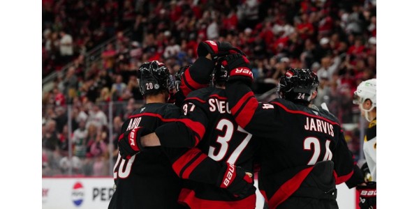 Carolina Hurricanes inledde den åttonde raka segern den här säsongen